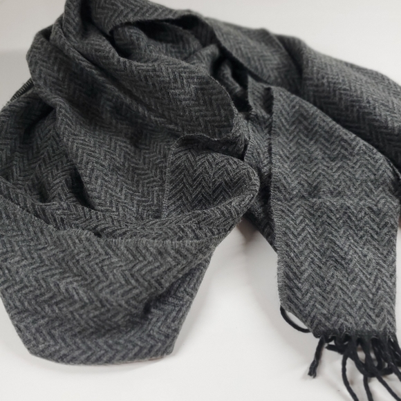 Bloomingdale's Gray and Black Herringbone Scarf - Picture 5 of 6